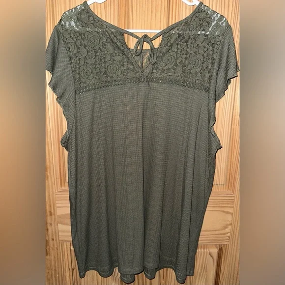 Plus Size TORRID OLIVE GREEN TEXTURED TIE-BACK LACE YOKE SMOCKED TOP - Picture 4 of 6